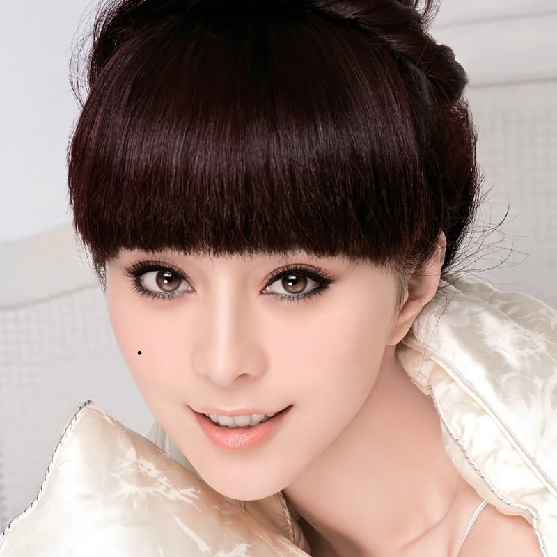Nốt ruồi trên má phải của nữ