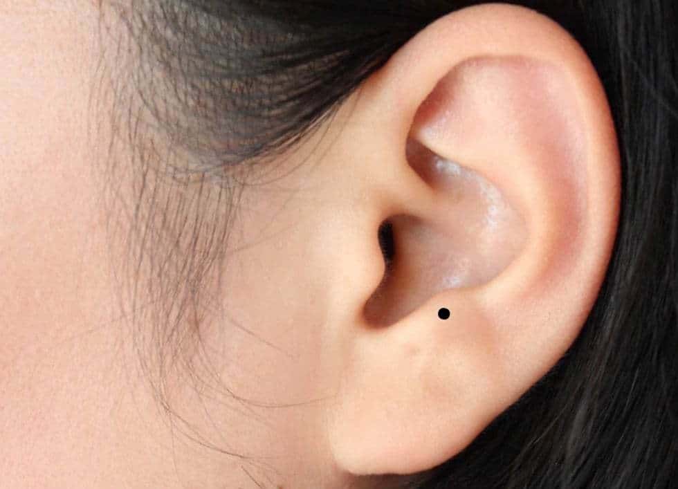 Nốt ruồi ở tai trái phụ nữ