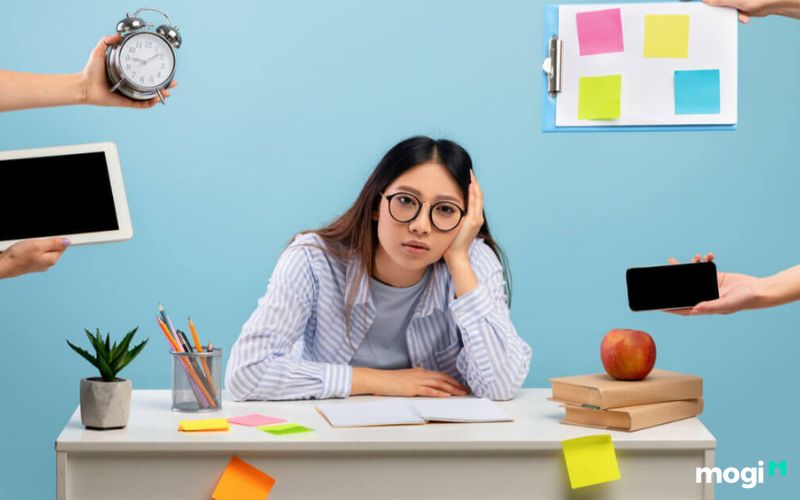 Nốt ruồi ở đuôi lông mày phải nam