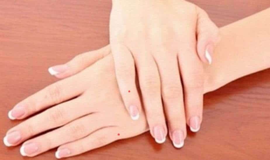 Nốt ruồi trên ngón tay út