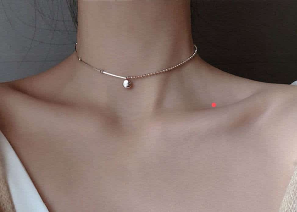 Nốt ruồi nằm trên xương quai xanh