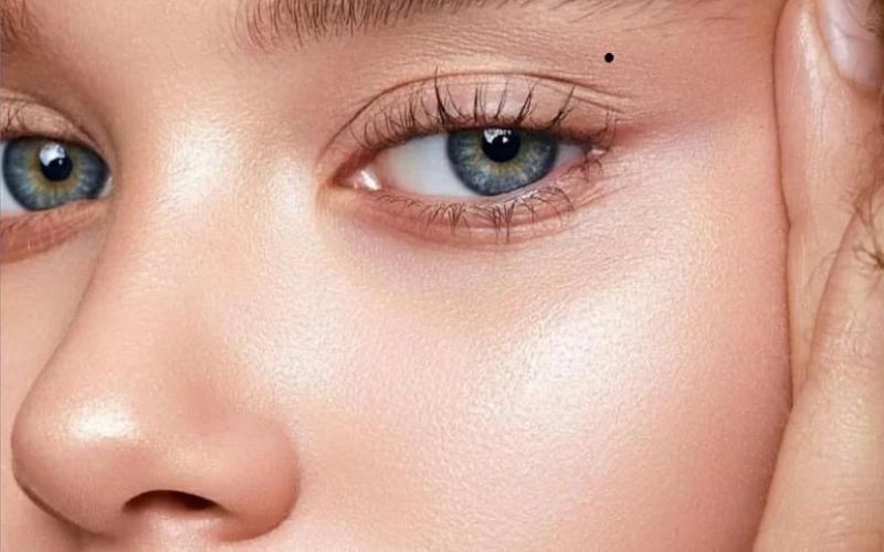 Nốt ruồi mí mắt trái ở nữ