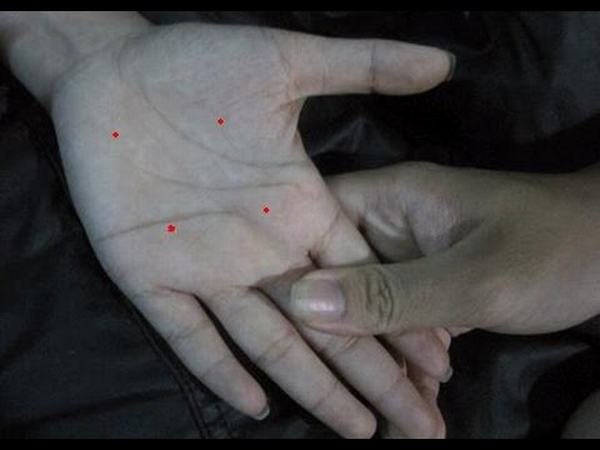 Vị trí nốt ruồi lòng bàn tay trái nữ