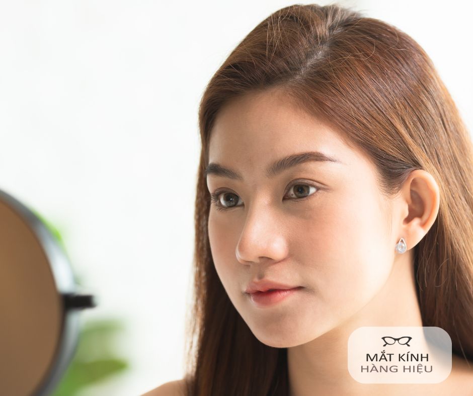 Nốt ruồi trong mắt phải nữ