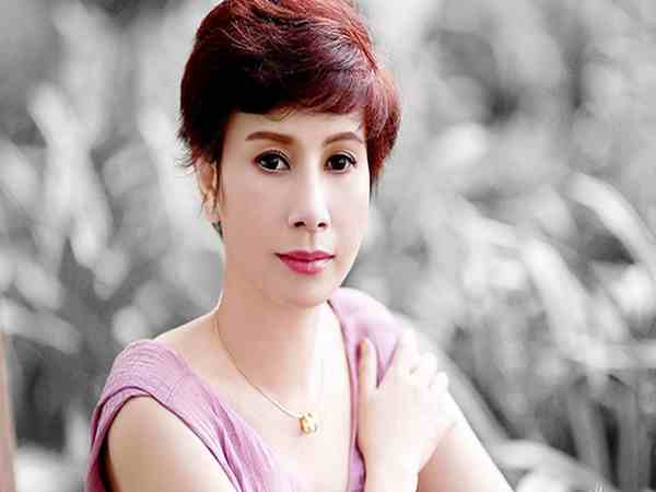 Nữ sinh 1980 mặc áo dài trắng truyền thống