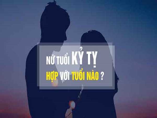 Nữ sinh 1989 tươi cười trong bộ đồng phục trắng