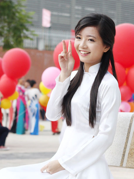 Nữ sinh mặc áo dài trắng năm 2014