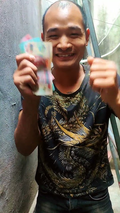 Người đang nhặt tiền rơi trên đường trong giấc mơ
