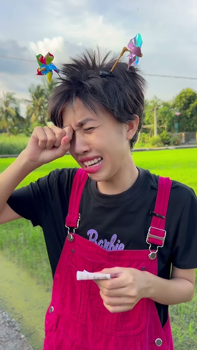 Người phụ nữ buồn bã vì mơ thấy mất đôi dép