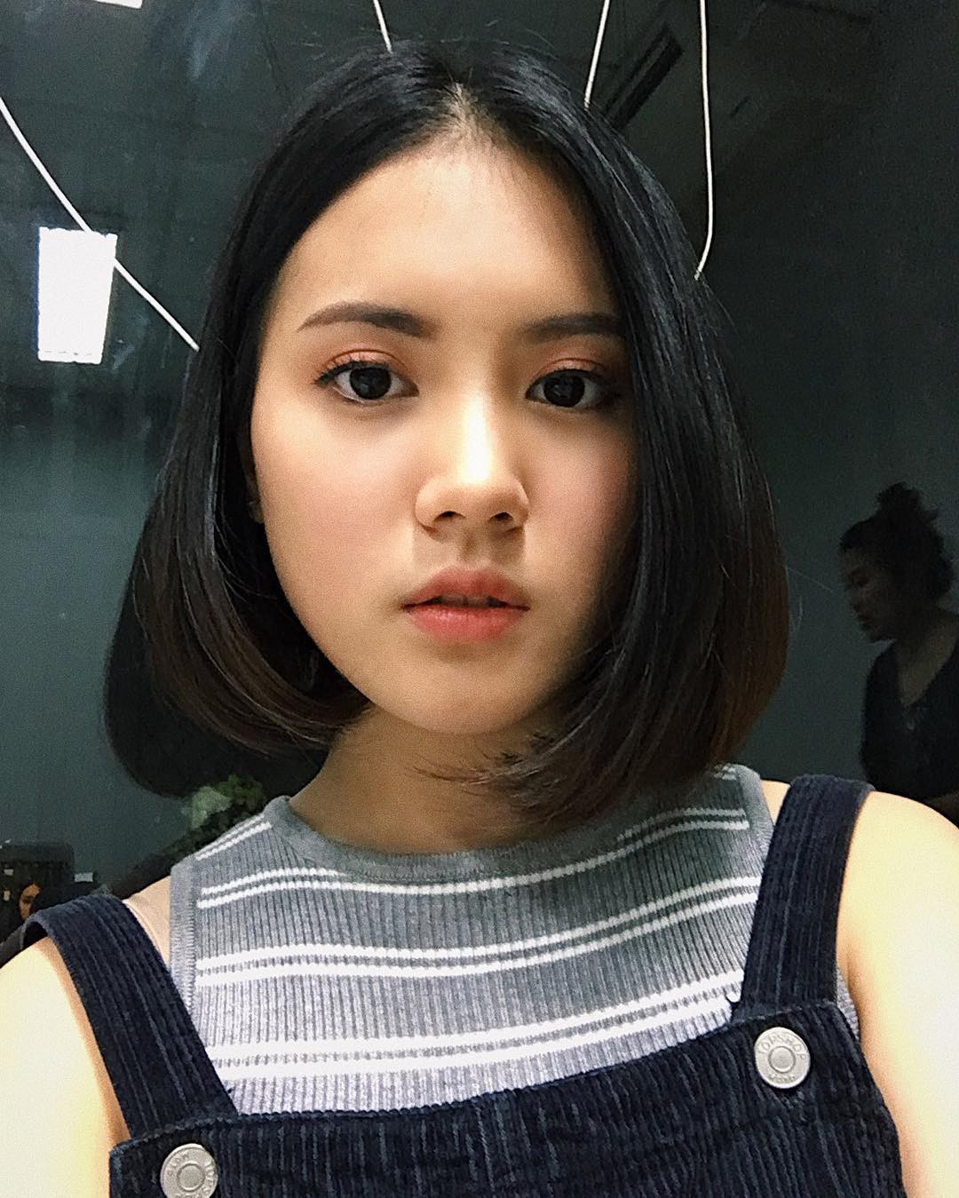 Nữ sinh 2000 tươi cười trong tà áo dài trắng