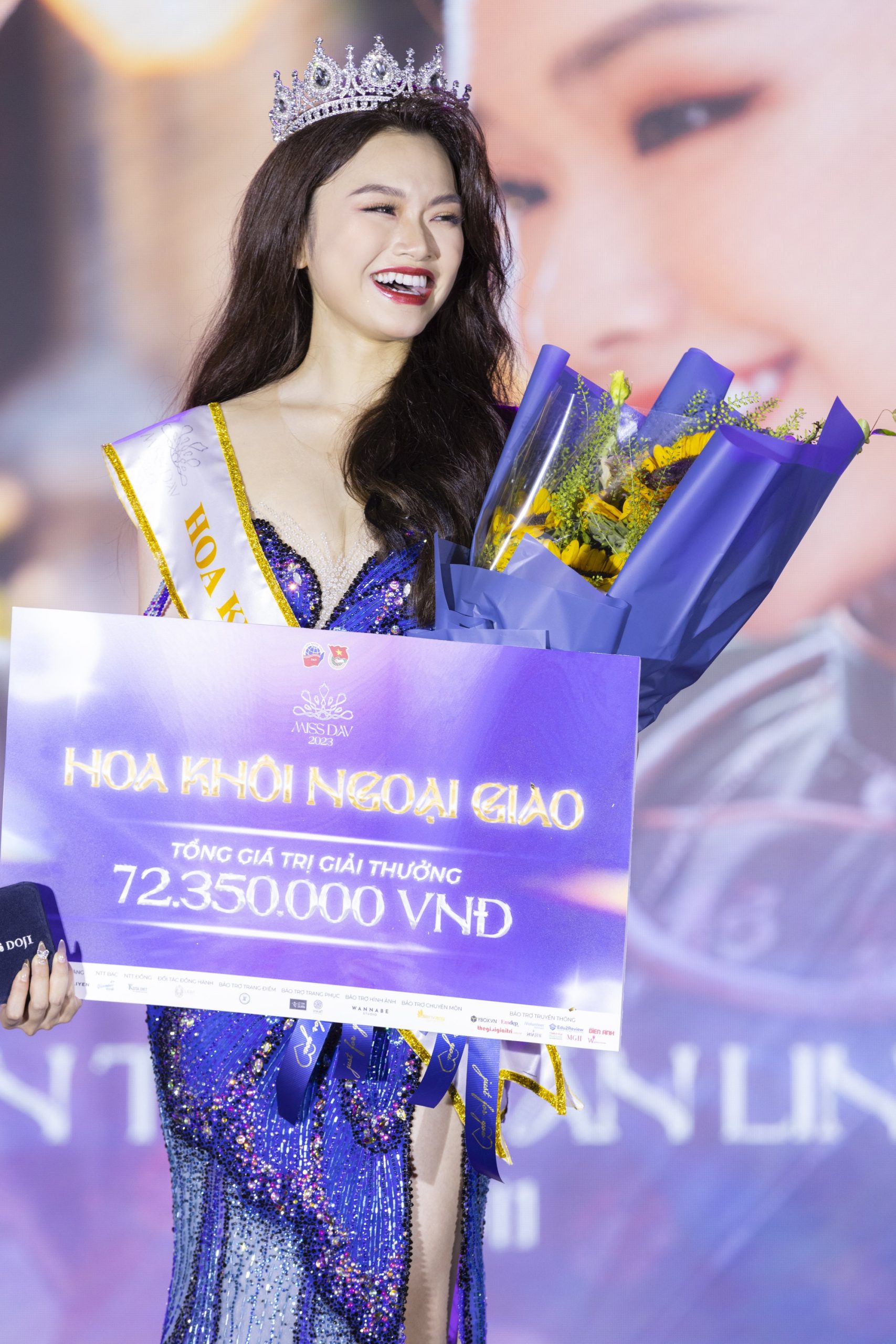 Nữ sinh 2023 mặc áo dài trắng tươi tắn