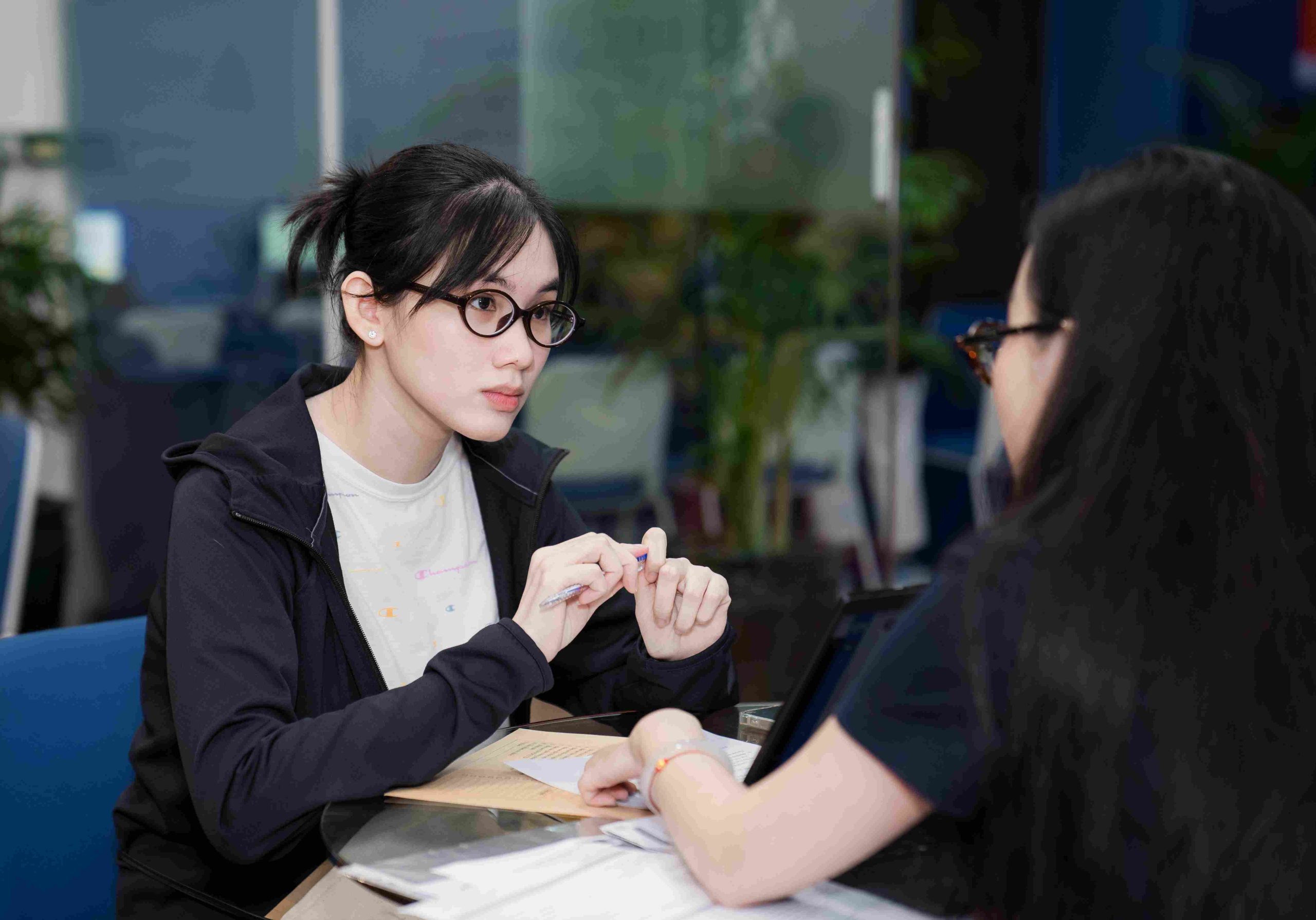 Nữ sinh 2026 mặc đồng phục tươi cười trong sân trường