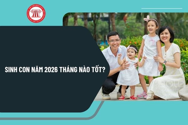Nữ sinh 2026 mặc đồng phục tươi cười trong sân trường