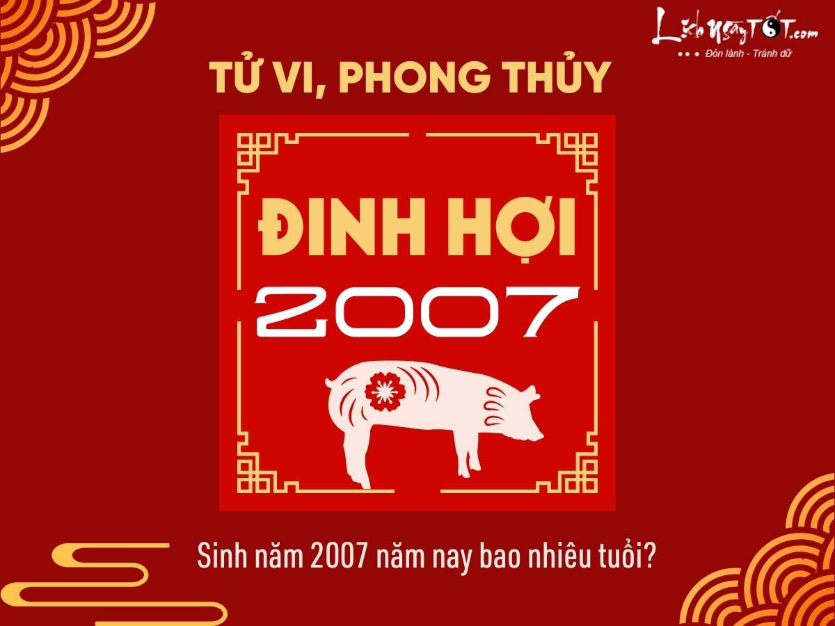 Nữ sinh năm 2007 mặc áo dài trắng đến trường