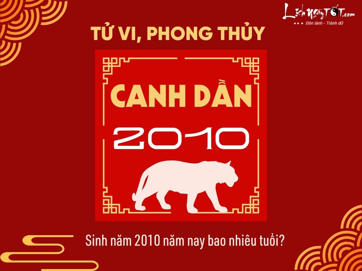 Nữ sinh 2010 mặc đồng phục tươi cười ngoài sân trường