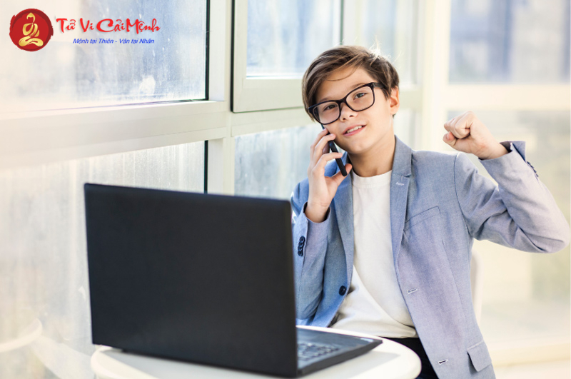 Nữ sinh 2031 mặc đồng phục tươi cười đến trường