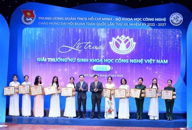 Nữ sinh 2023 mặc áo dài trắng tươi tắn