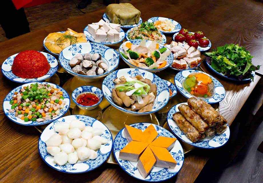 Gia đình chuẩn bị mâm lễ cúng tết Thanh Minh