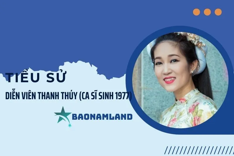Nữ sinh tuổi Đinh Tỵ 1977 tươi cười bên hoa phượng