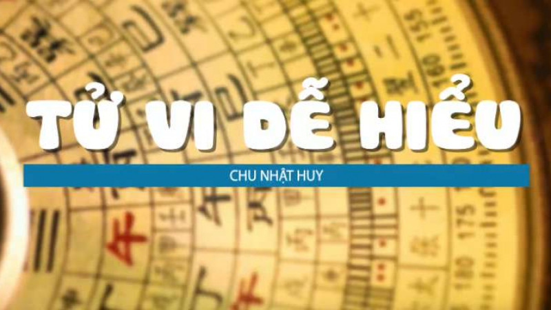 Người xem sách tử vi tìm hiểu kiến thức tử vi