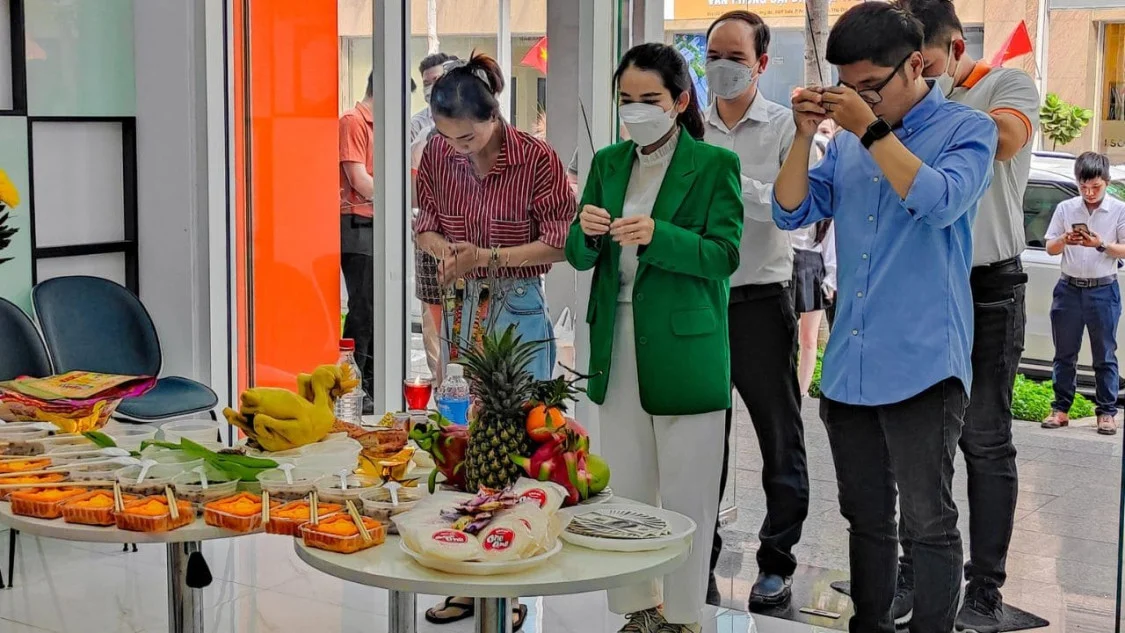 Bàn lễ cúng khai trương quán ăn đầy đủ lễ vật
