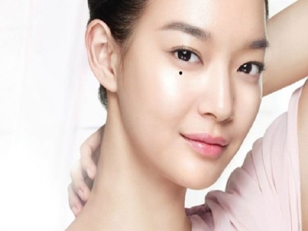 Nốt ruồi dưới mắt phải nữ
