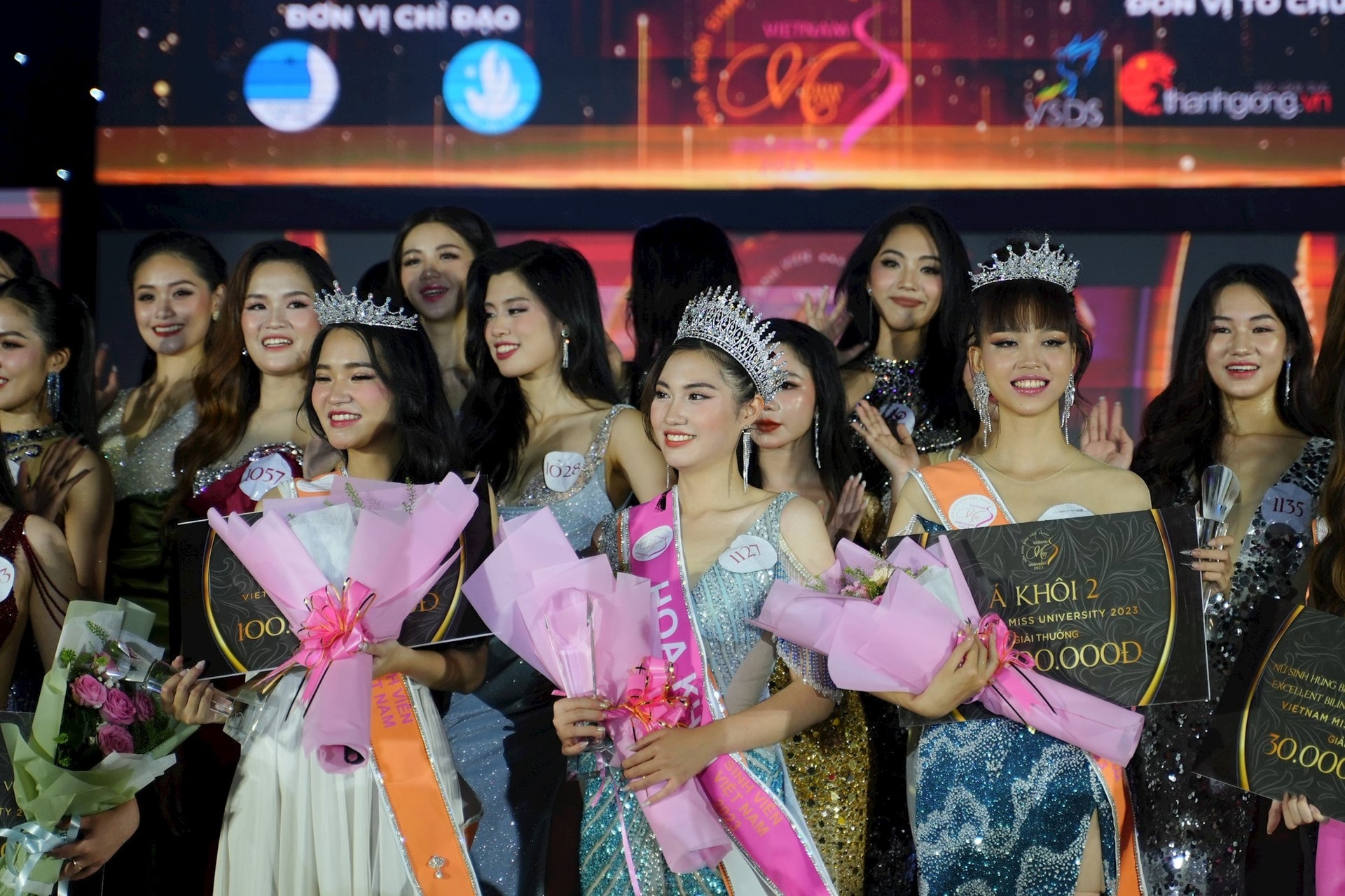 Nữ sinh 2023 mặc áo dài trắng tươi tắn