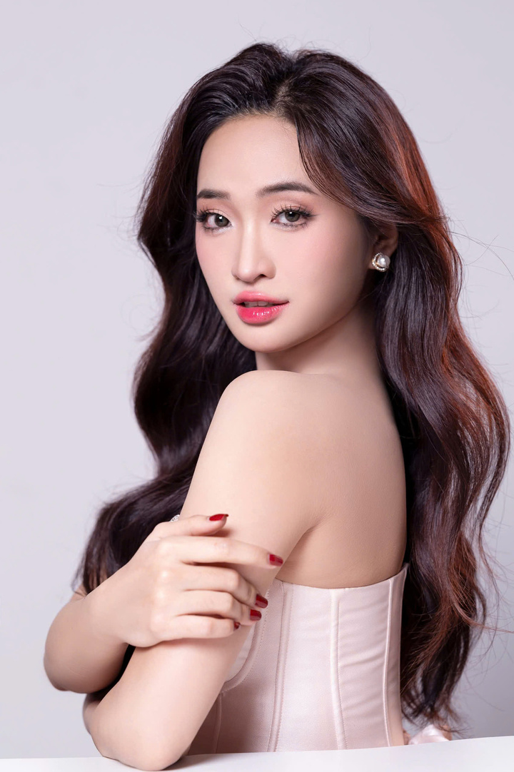 Nữ sinh 2033 trong trang phục học sinh hiện đại